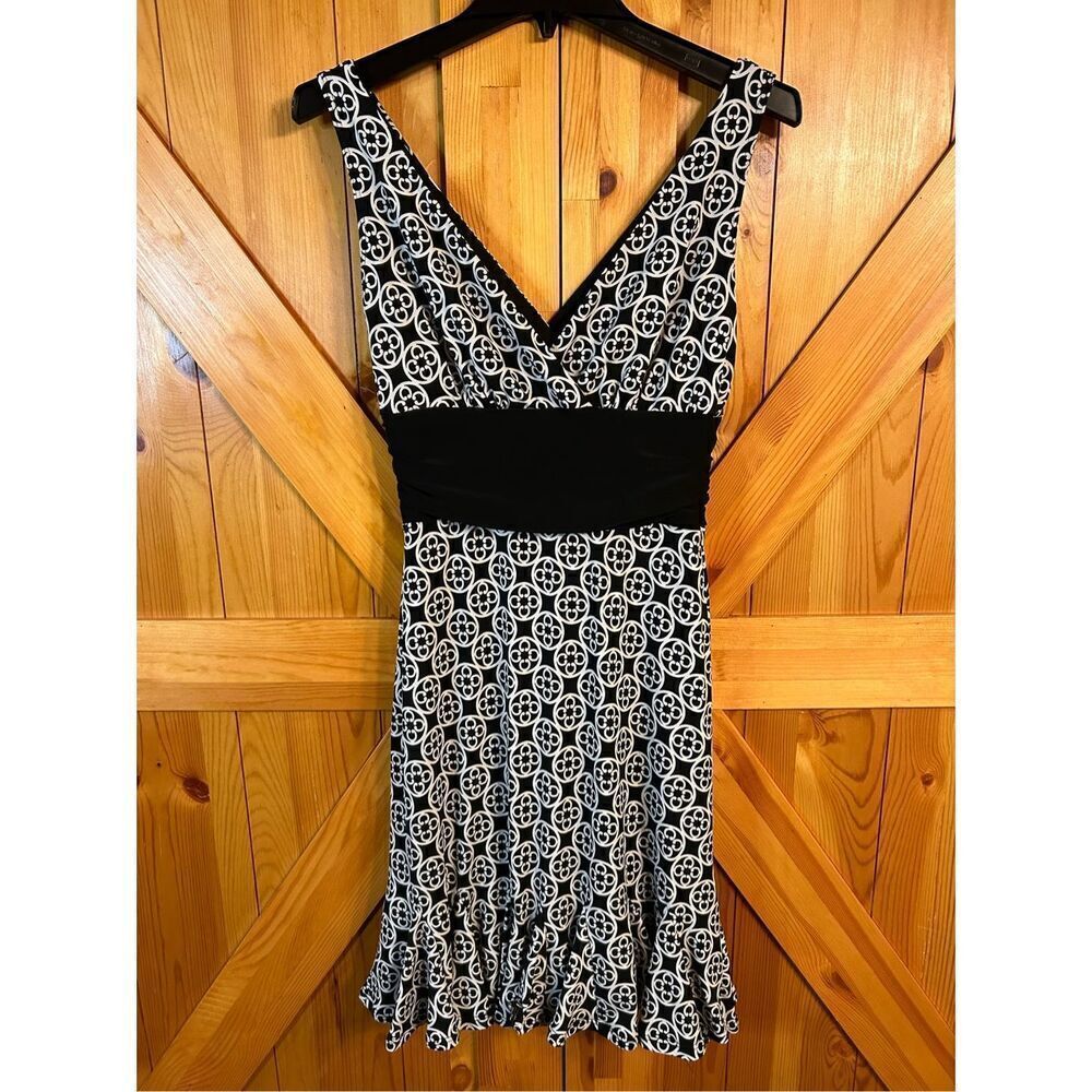 WHITE HOUSE BLACK MARKET V NECK DRESS, SIZE XS (4767)￼